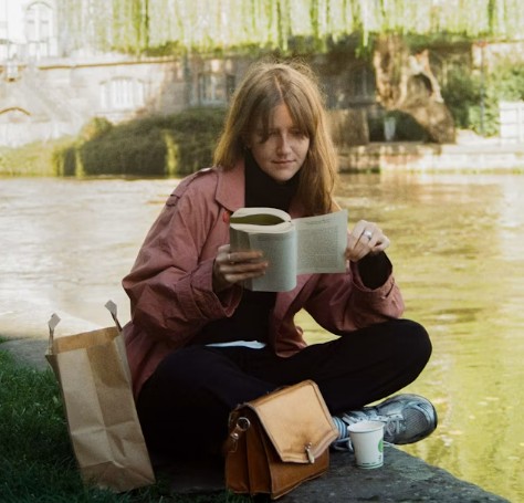 Een tas vol boeken - via Unsplash -- Netwerk Schrijfmeditatie